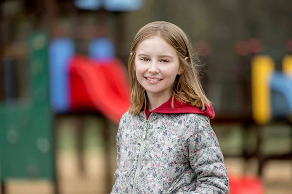 Portret Van Een Mooi Meisje Dat Speelplaats Loopt Glimlacht Camera — Stockfoto