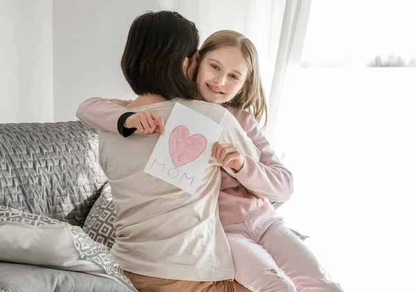 Bonito Menina Abraçando Mãe Mostrando Cartão Com Coração Pintado Conceito — Fotografia de Stock