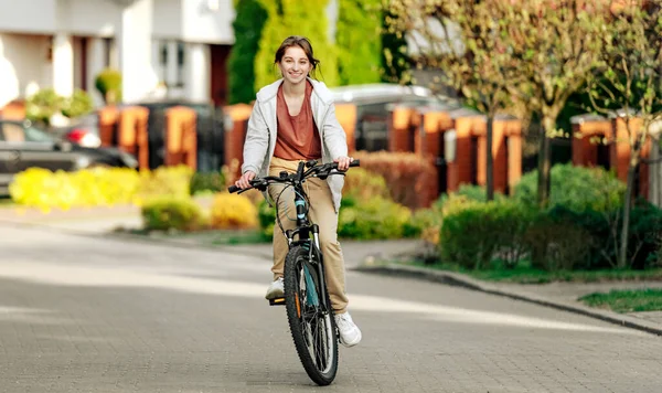 Bella Ragazza Ridente Bicicletta Sera Una Città Tranquilla Vista Posteriore — Foto Stock