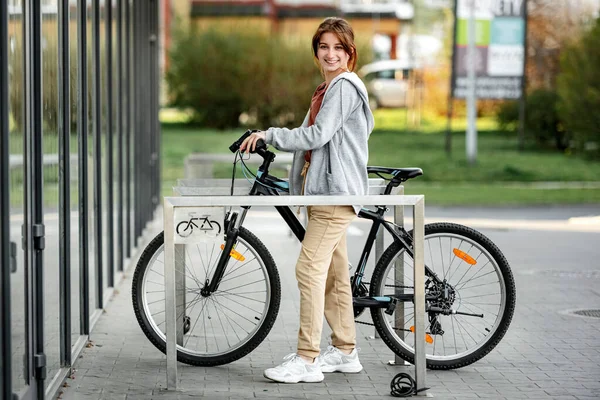 Симпатичная Смеющаяся Девушка Паркует Велосипед Велосипедной Стоянке Рядом Рынком Молодая — стоковое фото