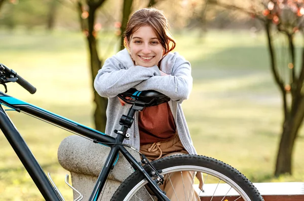 Портрет Милої Молодої Дівчини Велосипедом Парку Сидить Лавці Міський Випадковий — стокове фото