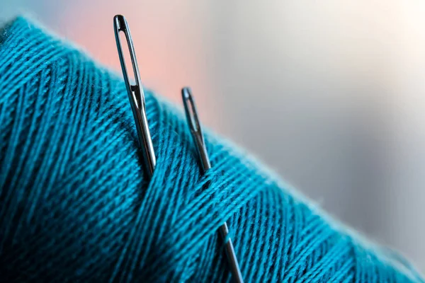 Zwei Nadeln Mit Einer Spule Blauer Bedrohung Nahaufnahme Stoffwerkzeug Für — Stockfoto