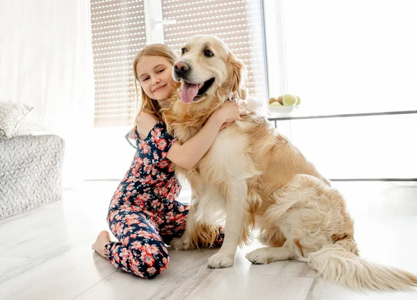 Cute Little Girl Hugging Beautiful Goden Retriever Dog Home — 图库照片