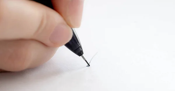 Persoon Hand Vasthouden Pen Schrijven Wit Papier Closeup Vingers Met — Stockfoto