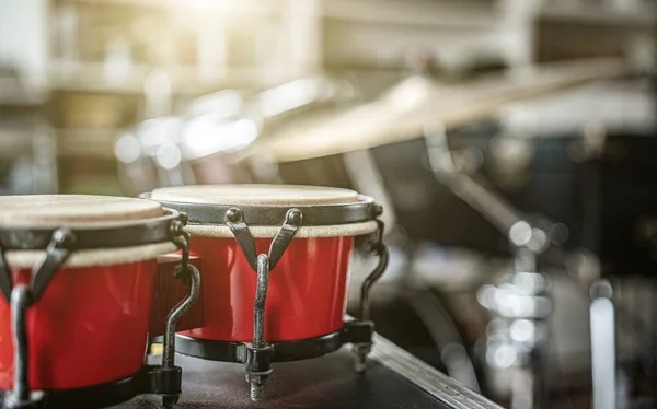 Tambores Bongos Vermelhos Estúdio Gravação Para Perfomance Batida Dura Instrumento — Fotografia de Stock
