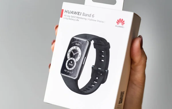 乌克兰哈尔科夫 2022年1月12日 手持智能手表Huawai Band 6的盒子 带有创新的未来现代数字小玩意 — 图库照片