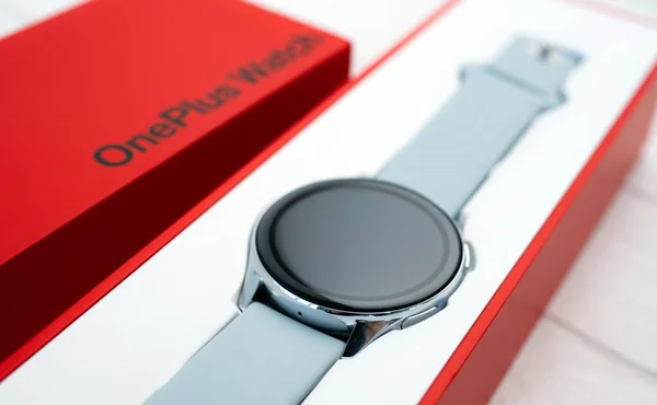 Charków Ukraina Stycznia 2022 Inteligentny Zegarek Oneplus Czerwonym Oryginalnym Pudełkiem — Zdjęcie stockowe
