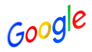 Varşova, Polonya - 13 Temmuz 2022: Google logotip paneli küresel bilgilerde navigasyon için tarayıcıda. Arama sistemi çubuğunun arayüzü