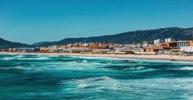 İspanya 'nın Tarifa kıyısı, modern binalar ve oteller, plaj manzarası