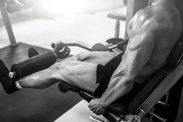 Сильный Мускулистый Человек Бодибилдер Делает Ноги Машиной Современном Тренажерном Зале — стоковое фото