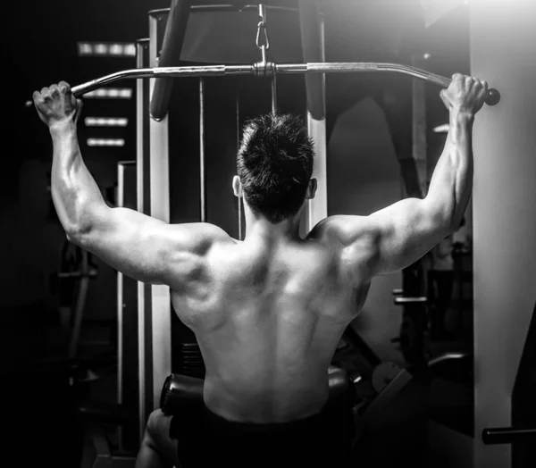 Bodybuilder Mann Zieht Einen Vertikalen Oberblock Und Macht Rückenübungen — Stockfoto