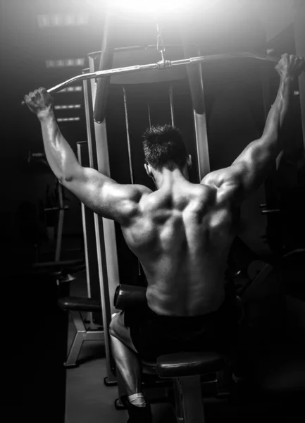Сильный Мужчина Тянет Вертикальный Верхний Блок Делает Упражнения Спине Современном — стоковое фото