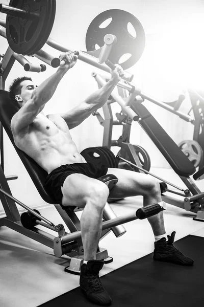 Starker Muskulöser Bodybuilder Bei Der Maschinenbrustpresse Einem Modernen Fitnessstudio — Stockfoto