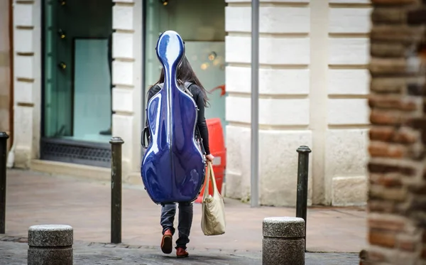 Menina Carrega Violoncelo Tronco Azul Pela Tranquila European Street — Fotografia de Stock