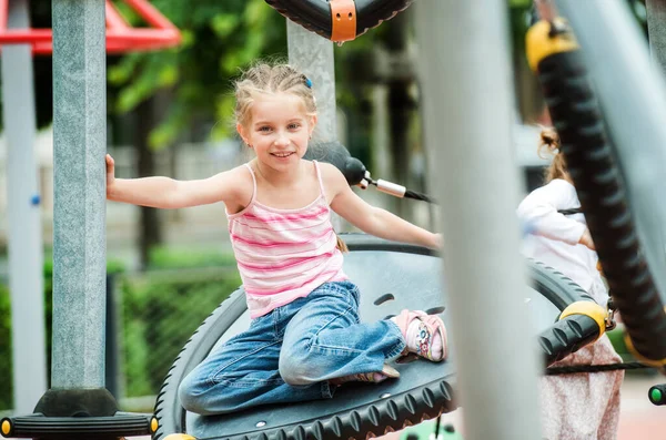 Oyun Bahçesinde Oynayan Mutlu Küçük Kız — Stok fotoğraf