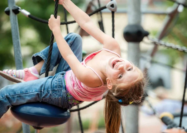 Komik Gülümseyen Küçük Kız Oyun Alanında Oynuyor Dışarıda Iplere Tırmanıyor — Stok fotoğraf
