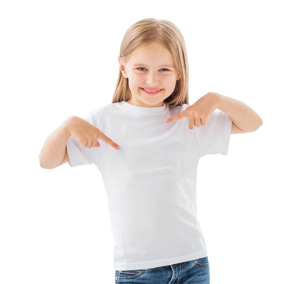 Cute Uśmiechnięta Dziewczynka Wskazując Biały Pusty Shirt Odizolowany Białym Tle — Zdjęcie stockowe