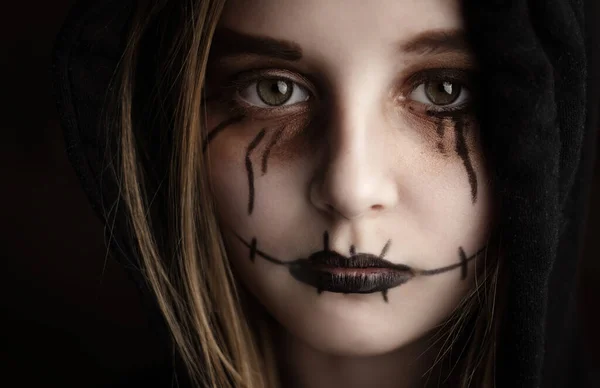 Liten Flicka Med Kuslig Halloween Makeup Tittar Kameran Närbild Porträtt — Stockfoto
