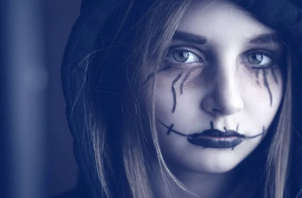 Egy Kislány Kísérteties Halloweeni Sminkkel Kamerába Néz Hátborzongató Gyerekek Portréja — Stock Fotó
