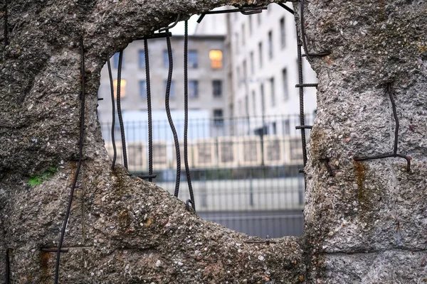 Buraco Muro Berlim Quebrado Entre Berlim Oriental Ocidental Símbolo Guerra — Fotografia de Stock
