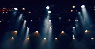 Tavan ışıkları tiyatro ya da konser sahnesini aydınlatıyor