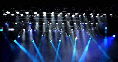 Sahne ışıkları sahne veya müzik konseri sırasında sahneyi aydınlatıyor