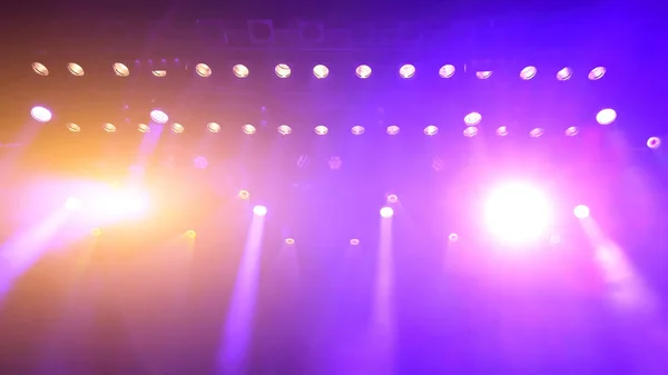 연주회 안개를 연주회 스포트라이트의 빛나는 자주색 추상적인 — 스톡 사진