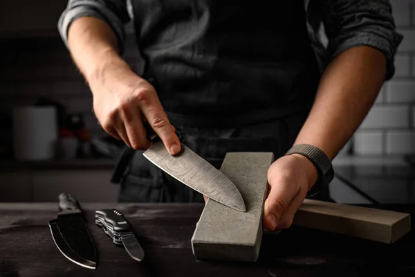 Man Sharpening Knife Sharpen Stone Tool Master Sharpening Knife Grindstone — Stock Photo, Image