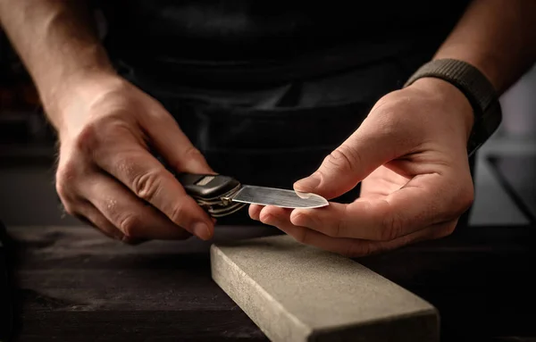 Mans Hands Folding Knife Sharpen Stone Tool Master Sharpening Penknife — Stock Photo, Image