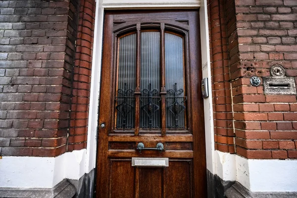 Ușă Din Lemn Sticlă Clădirea Din Cărămidă Rezidențială Europeană Intrarea — Fotografie, imagine de stoc