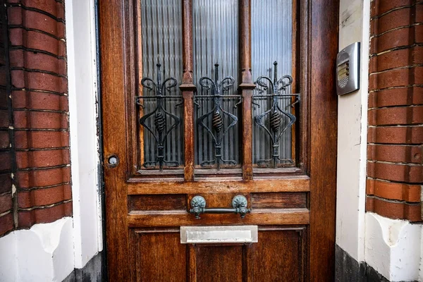 Porta Madeira Com Vidro Edifício Residencial Europeu Tijolos Entrada Casa — Fotografia de Stock