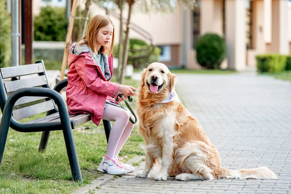 Chica Con Perro Golden Retriever Sentado Banco Aire Libre Día —  Fotos de Stock
