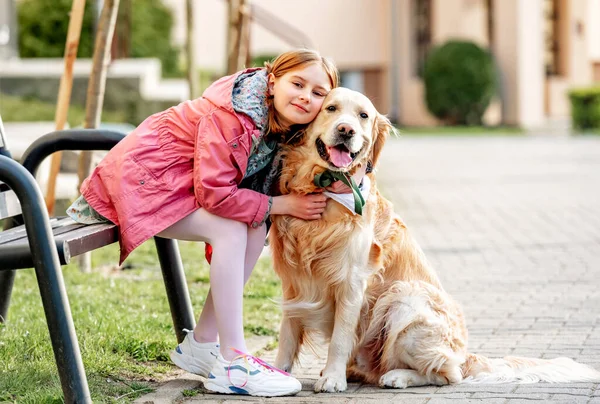 Chica Acariciando Perro Golden Retriever Sentado Banco Aire Libre Niño —  Fotos de Stock