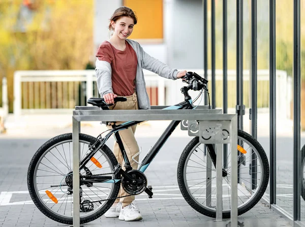 Carino Ridere Ragazza Parcheggiare Una Bicicletta Parcheggio Biciclette Giovane Ragazza — Foto Stock