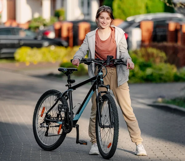 Linda Chica Riendo Con Una Bicicleta Noche Una Ciudad Tranquila —  Fotos de Stock