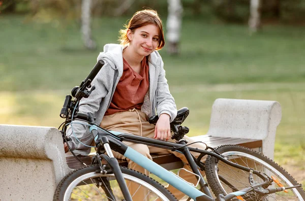 Ritratto Giovane Ragazza Carina Con Una Bicicletta Nel Parco Stile — Foto Stock