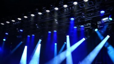 Sahne tavanı ışık yıldırımı ve yanıp sönen ışıklar, müzik sahnesinde parlak mavi ışıklar konser sırasında ya da gösteri sırasında