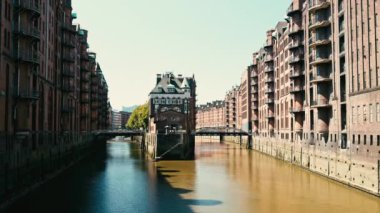 Hamburg 'un merkezinde, evlerin arasında nehirde yüzen bir kayıkla.