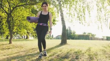 Yoga için haritası olan fitness kızı yoga, açık hava eğlencesi ve egzersiz yapmaya hazırlanıyor.