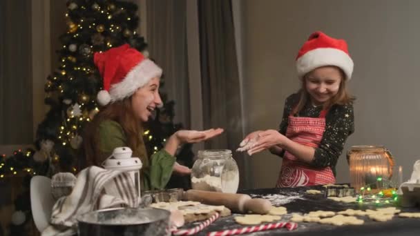 Boldog Lányok Játszanak Liszttel Házi Készítésű Mézeskalács Sütés Karácsonyi Ünnepségen — Stock videók