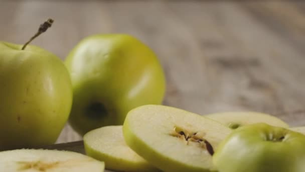 Στρογγυλές Φέτες Μήλου Πάνω Ξύλινη Σανίδα — Αρχείο Βίντεο