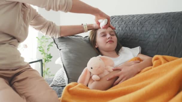 Mãe Carinhosa Medir Temperatura Para Filha Bonito Doente Menina Tem — Vídeo de Stock