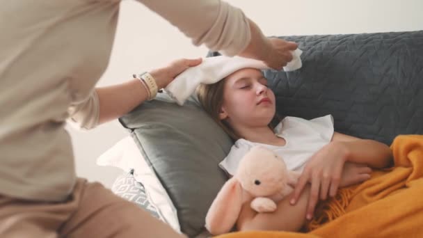 Madre Que Cuida Hija Linda Enferma Niña Tiene Una Alta — Vídeo de stock
