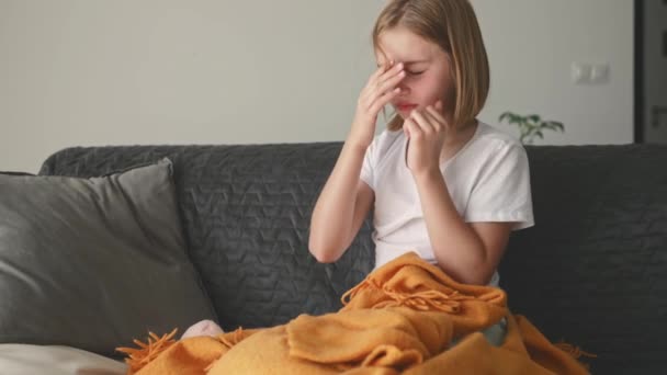 Menina Bonito Tem Uma Dor Cabeça Devido Vírus Frio — Vídeo de Stock