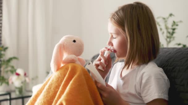 Cute Little Girl Pomocą Zimnego Sprayu Jej Katar Uczennica Gorączkę — Wideo stockowe