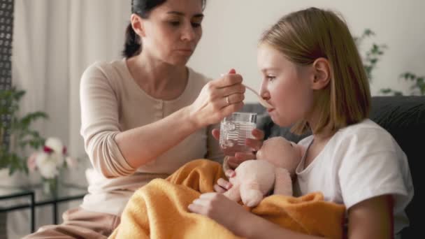 Noszenie Matki Podającej Lek Chorej Córce Wysoką Temperaturą Przeziębieniem Gorączką — Wideo stockowe