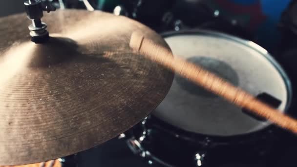 리듬으로 드럼을 연주하는 심벌즈와 악기를 사용하는 음악가 — 비디오
