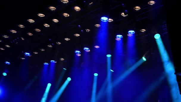 Προβολείς Οροφής Σκηνής Φωτίζει Σκηνή Κατά Διάρκεια Της Παράστασης Μουσική — Αρχείο Βίντεο
