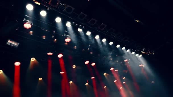 音乐会期间的闪电和表演 工作的天花板聚光灯与音乐会的雾 — 图库视频影像