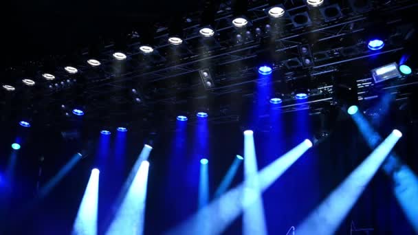 在音乐会或表演期间 舞台天花板闪烁着闪电和闪光 音乐舞台上明亮的蓝色聚光灯 — 图库视频影像